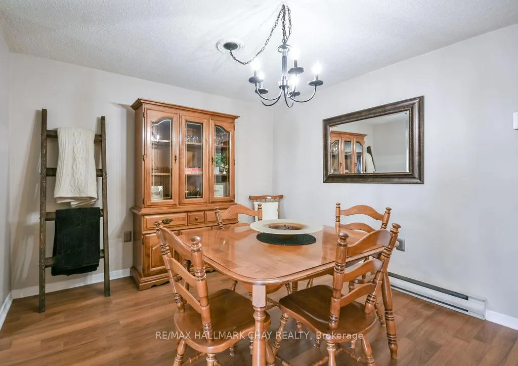 Photo 9 of 14 Evergreen Court, Barrie, Ardagh — HOMEH