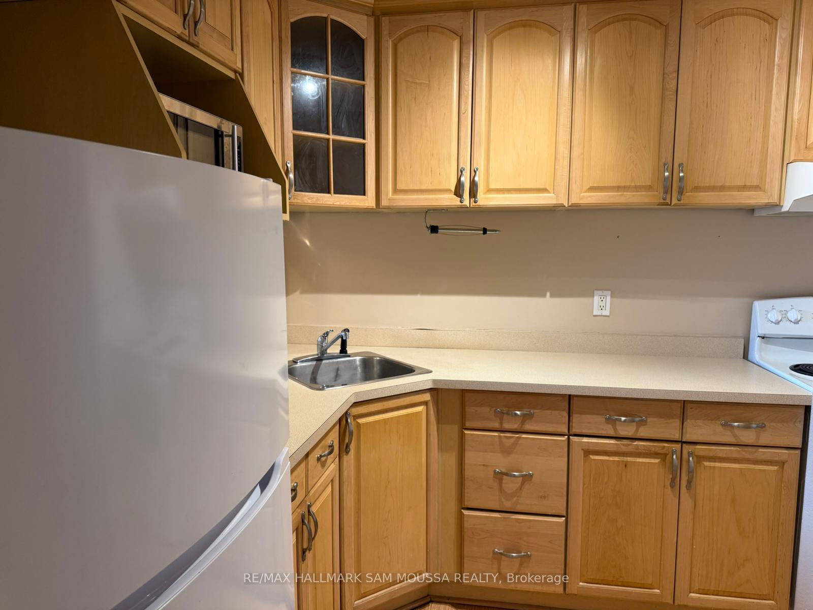 Photo 5 of Unit 405, 1180 Ohio Street, Ottawa, Billings Bridge — HOMEH