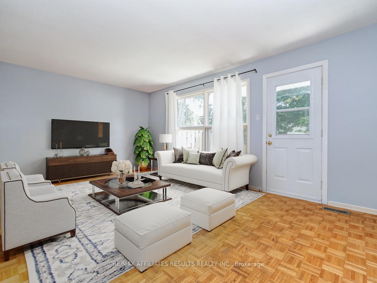 Photo 2 of 33 Carmichael Court, Ottawa, Kanata - Beaverbrook — HOMEH