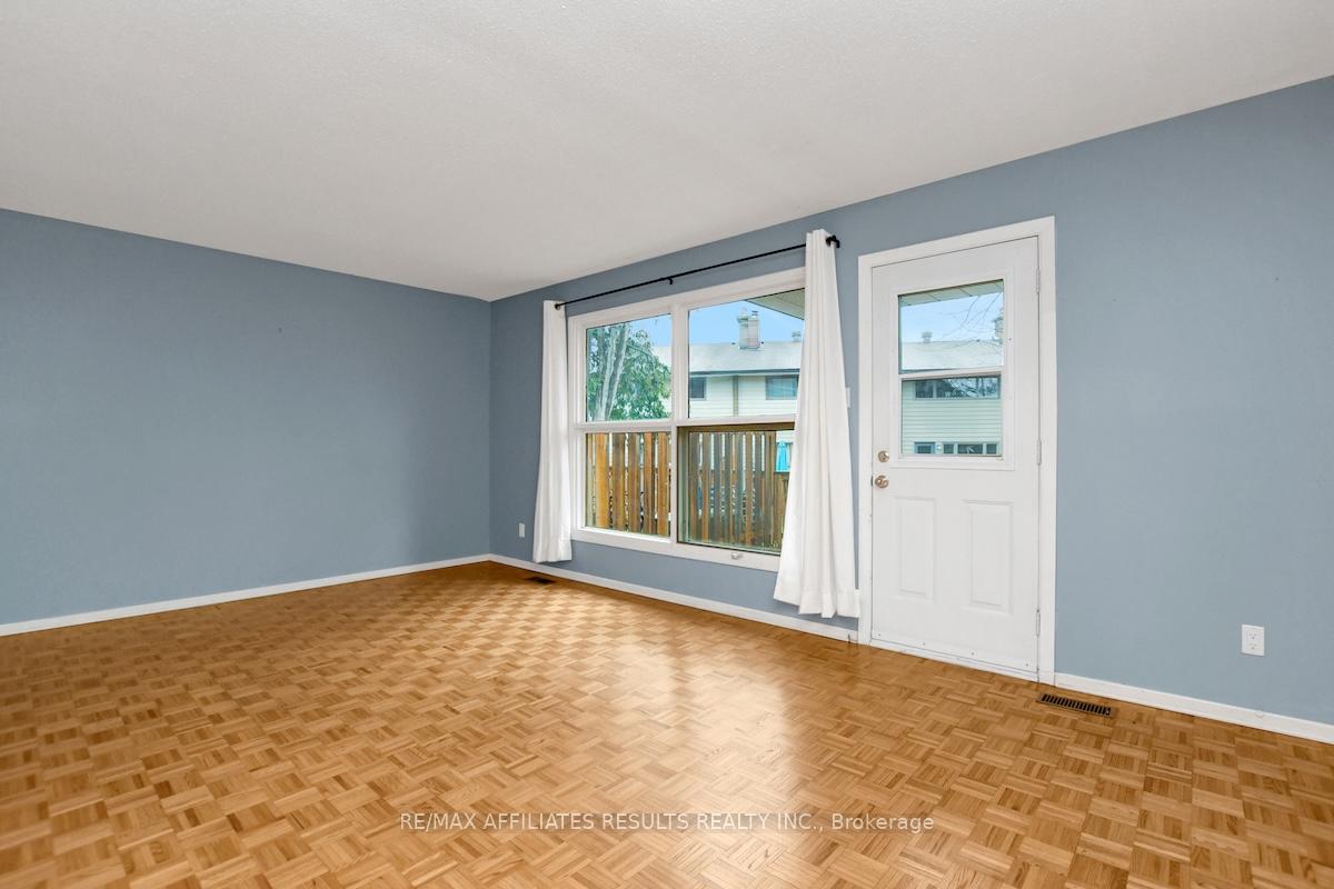 Photo 3 of 33 Carmichael Court, Ottawa, Kanata - Beaverbrook — HOMEH