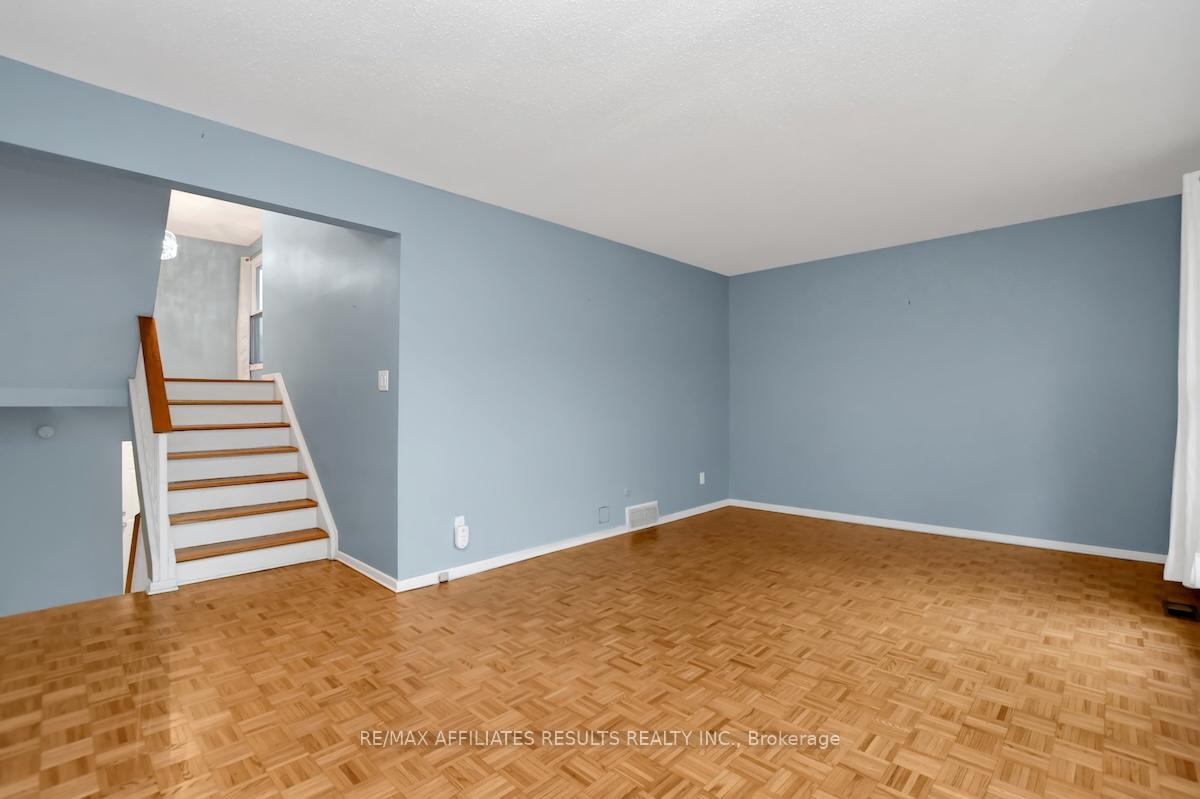 Photo 4 of 33 Carmichael Court, Ottawa, Kanata - Beaverbrook — HOMEH