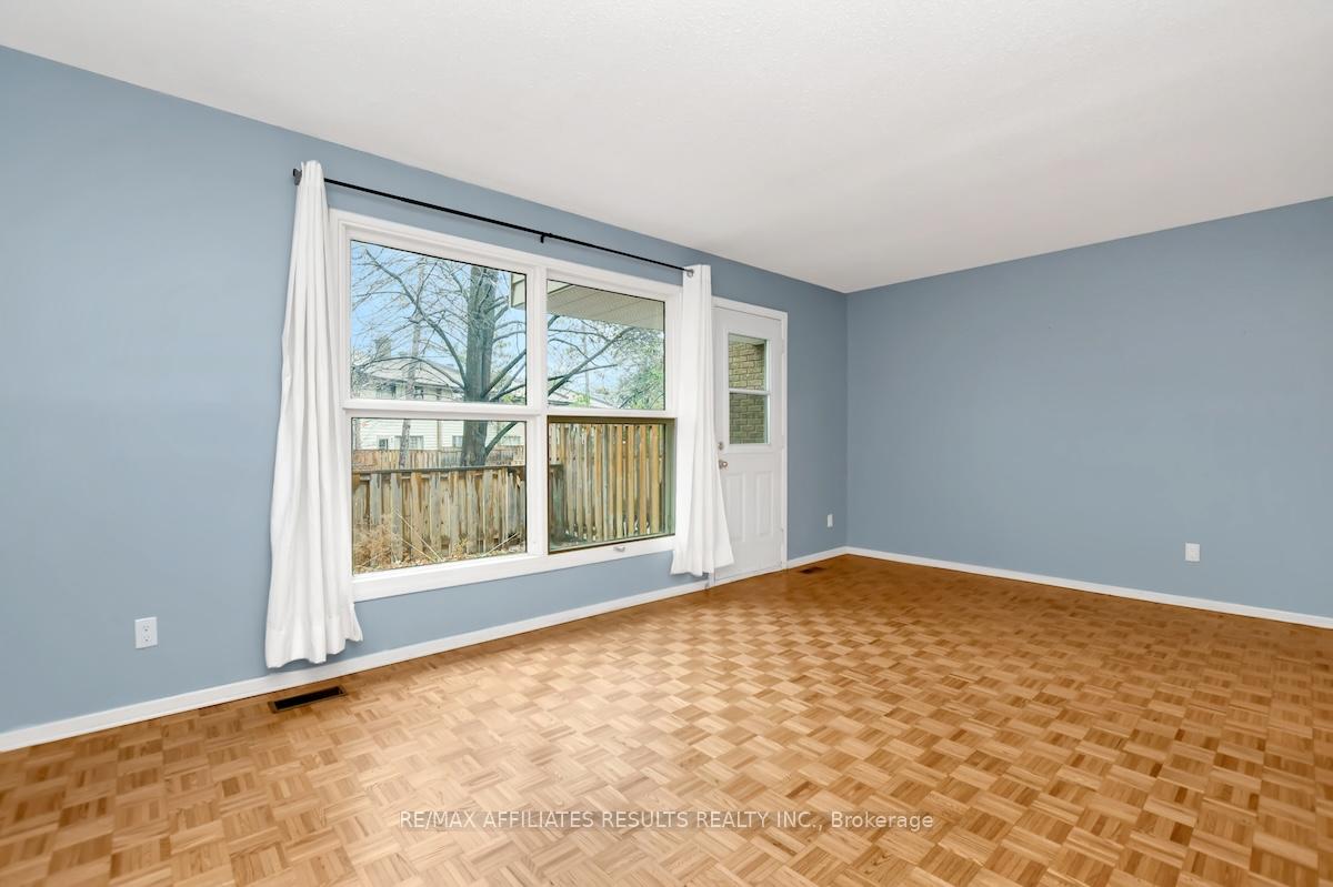 Photo 5 of 33 Carmichael Court, Ottawa, Kanata - Beaverbrook — HOMEH