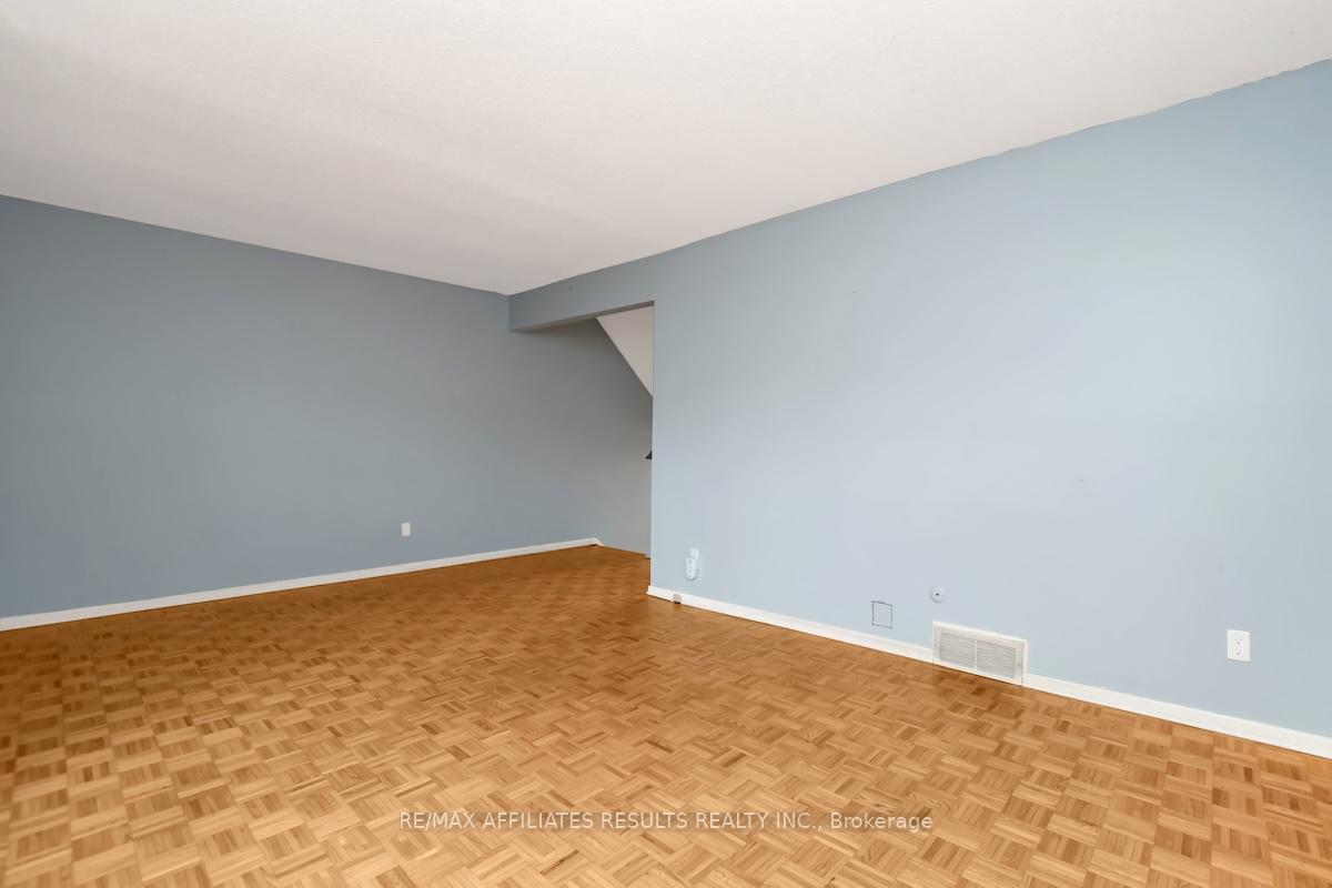 Photo 6 of 33 Carmichael Court, Ottawa, Kanata - Beaverbrook — HOMEH