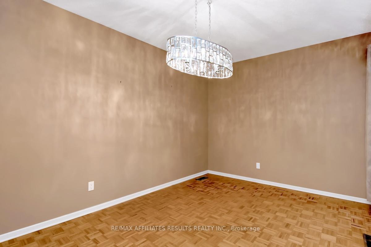 Photo 10 of 33 Carmichael Court, Ottawa, Kanata - Beaverbrook — HOMEH