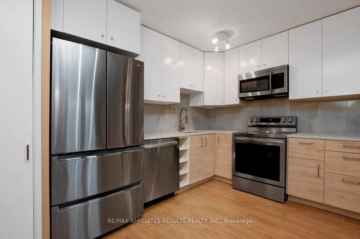 Photo 13 of 33 Carmichael Court, Ottawa, Kanata - Beaverbrook — HOMEH