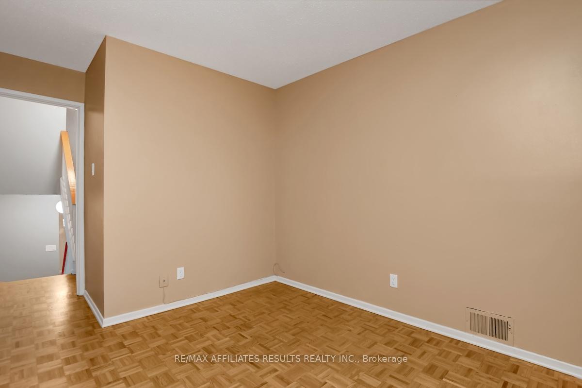 Photo 17 of 33 Carmichael Court, Ottawa, Kanata - Beaverbrook — HOMEH