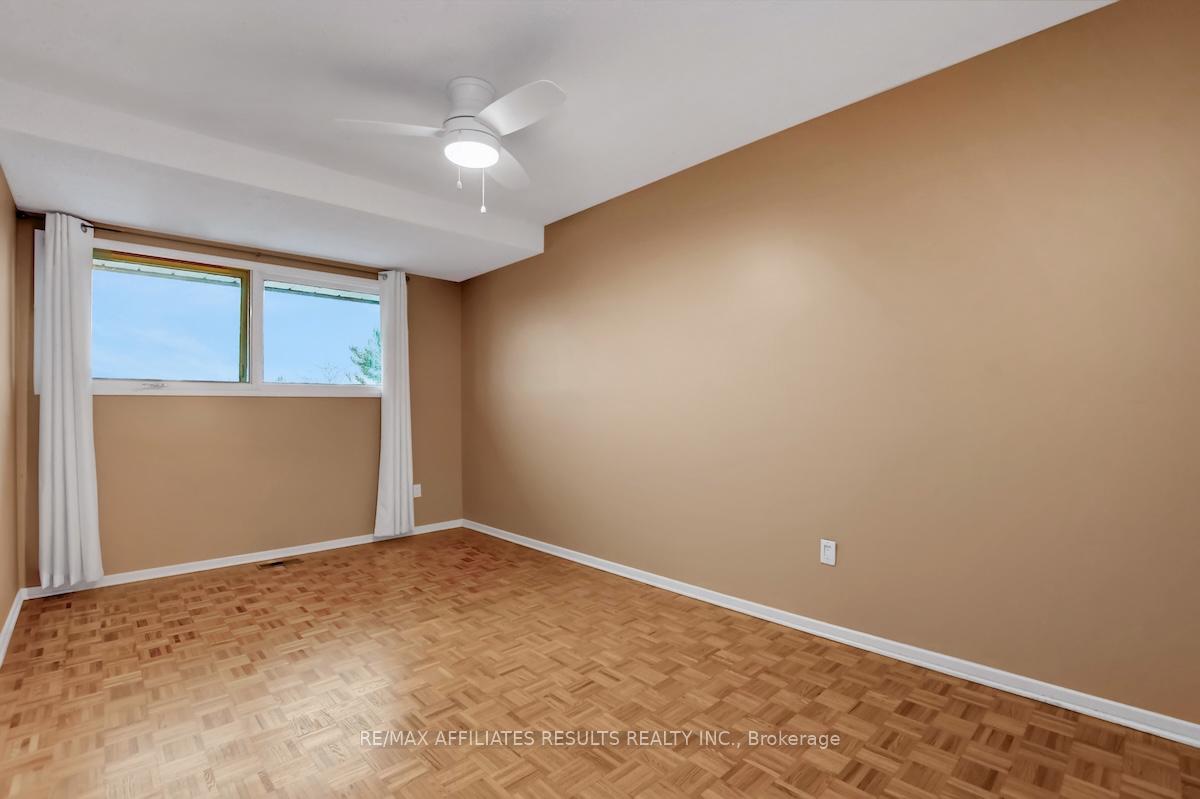 Photo 24 of 33 Carmichael Court, Ottawa, Kanata - Beaverbrook — HOMEH