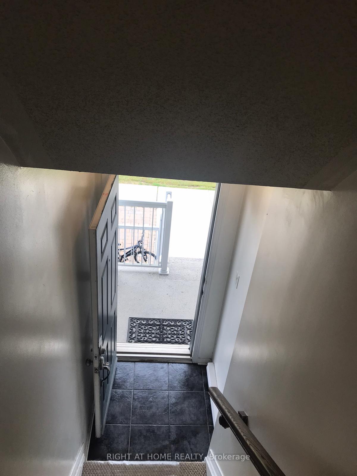 Photo 5 of Unit I, 107 Artesa Private, Ottawa, Kanata - Emerald Meadows/Trailwest — HOMEH