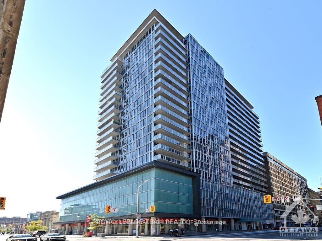 Front of Unit 1705, 324 Laurier Avenue W