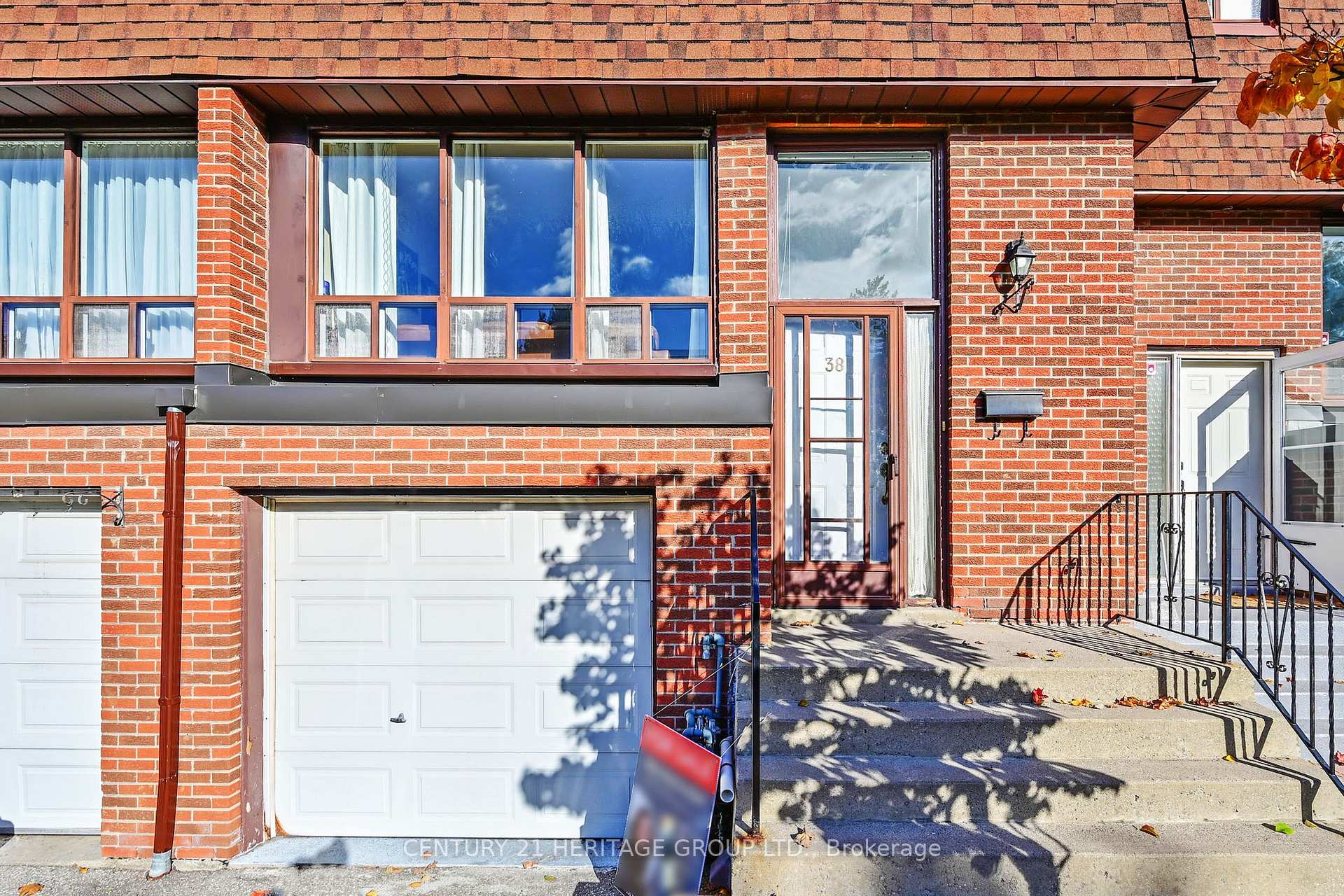 Photo 1 of 38 Stately Way, Markham, Thornhill — HOMEH