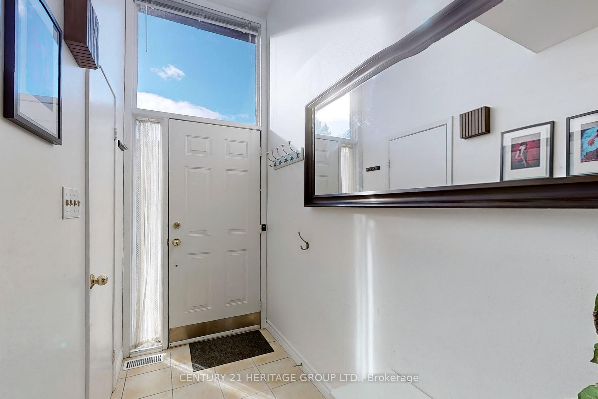 Photo 2 of 38 Stately Way, Markham, Thornhill — HOMEH