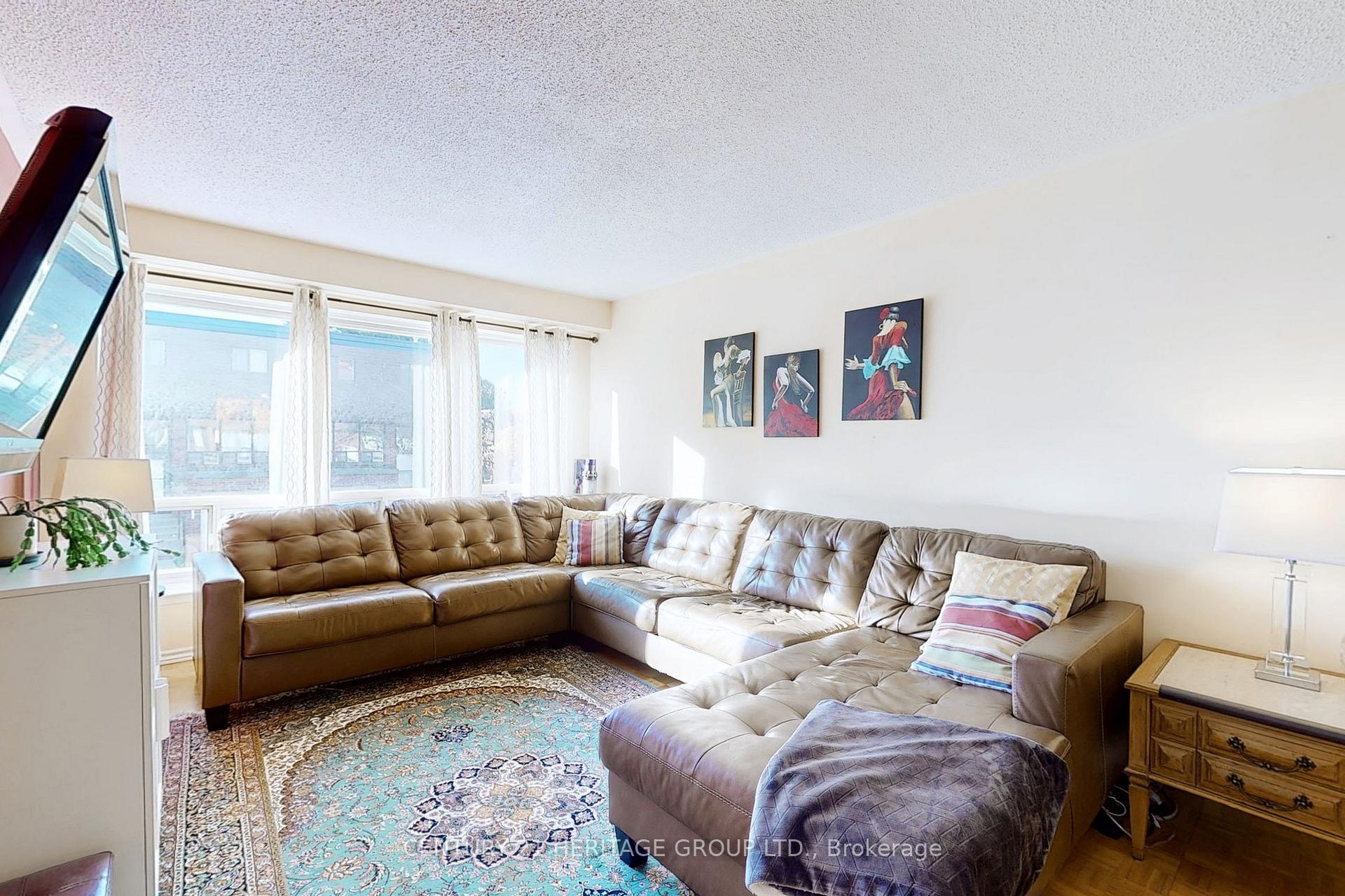 Photo 3 of 38 Stately Way, Markham, Thornhill — HOMEH