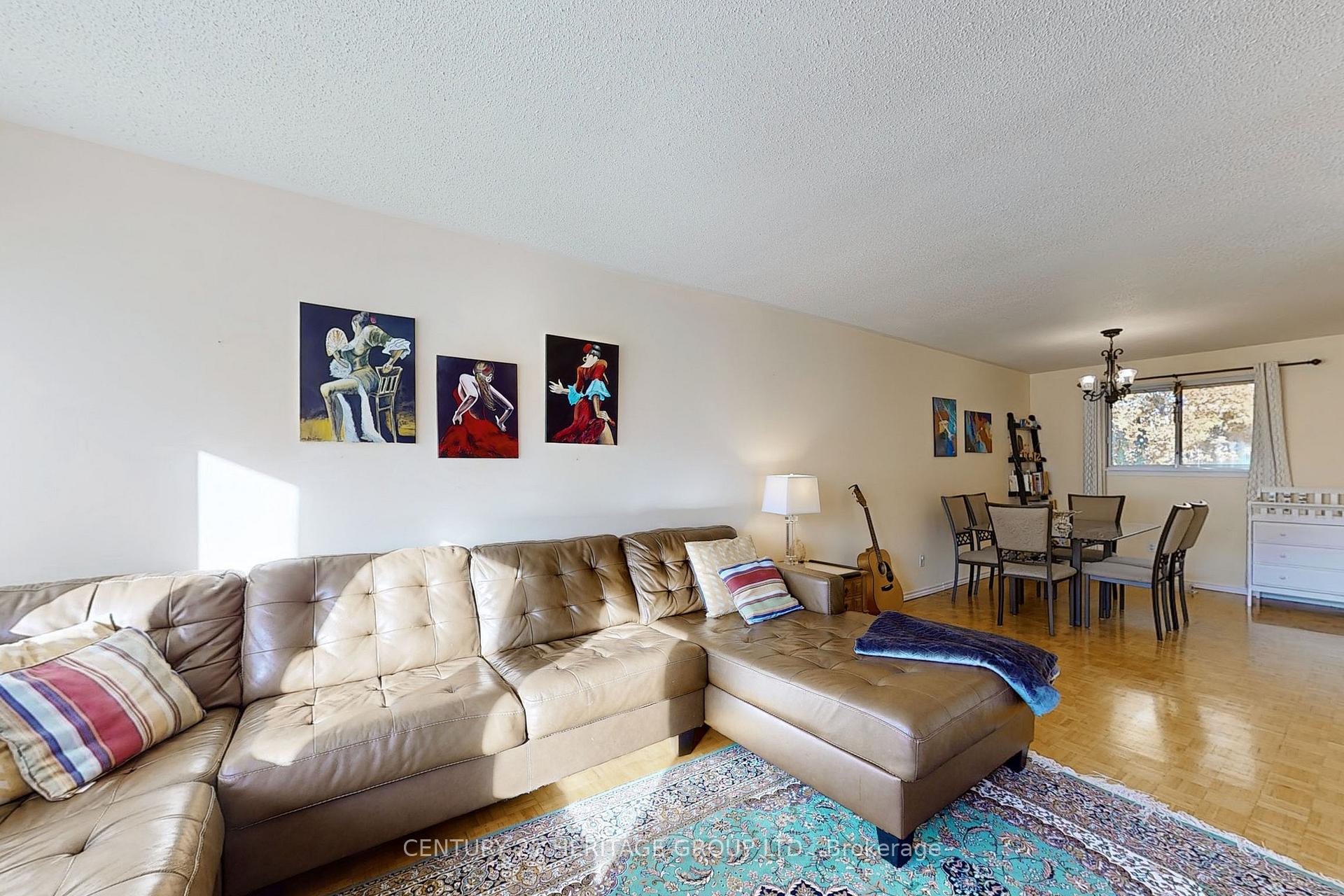 Photo 5 of 38 Stately Way, Markham, Thornhill — HOMEH