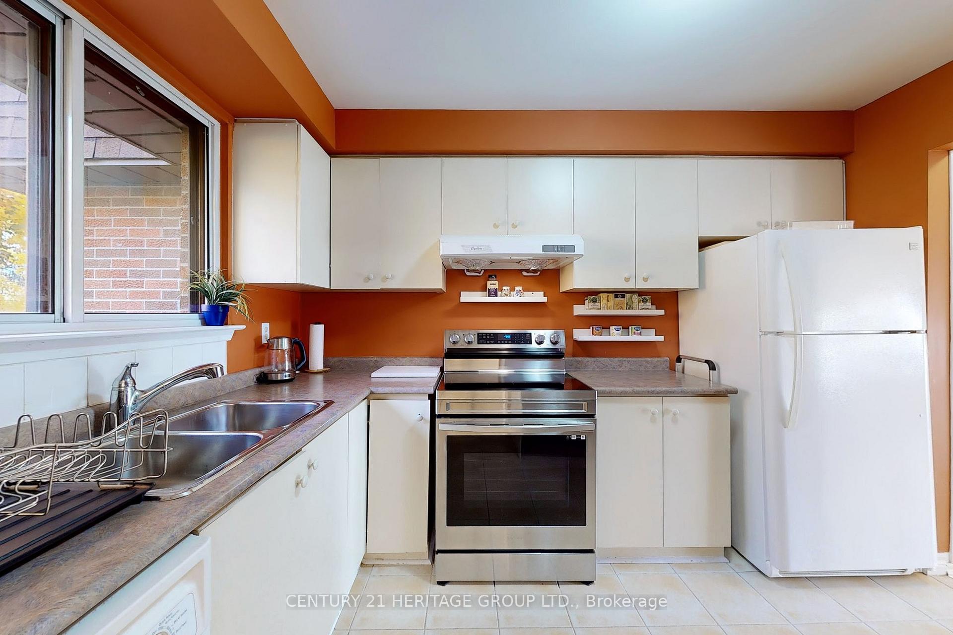 Photo 7 of 38 Stately Way, Markham, Thornhill — HOMEH