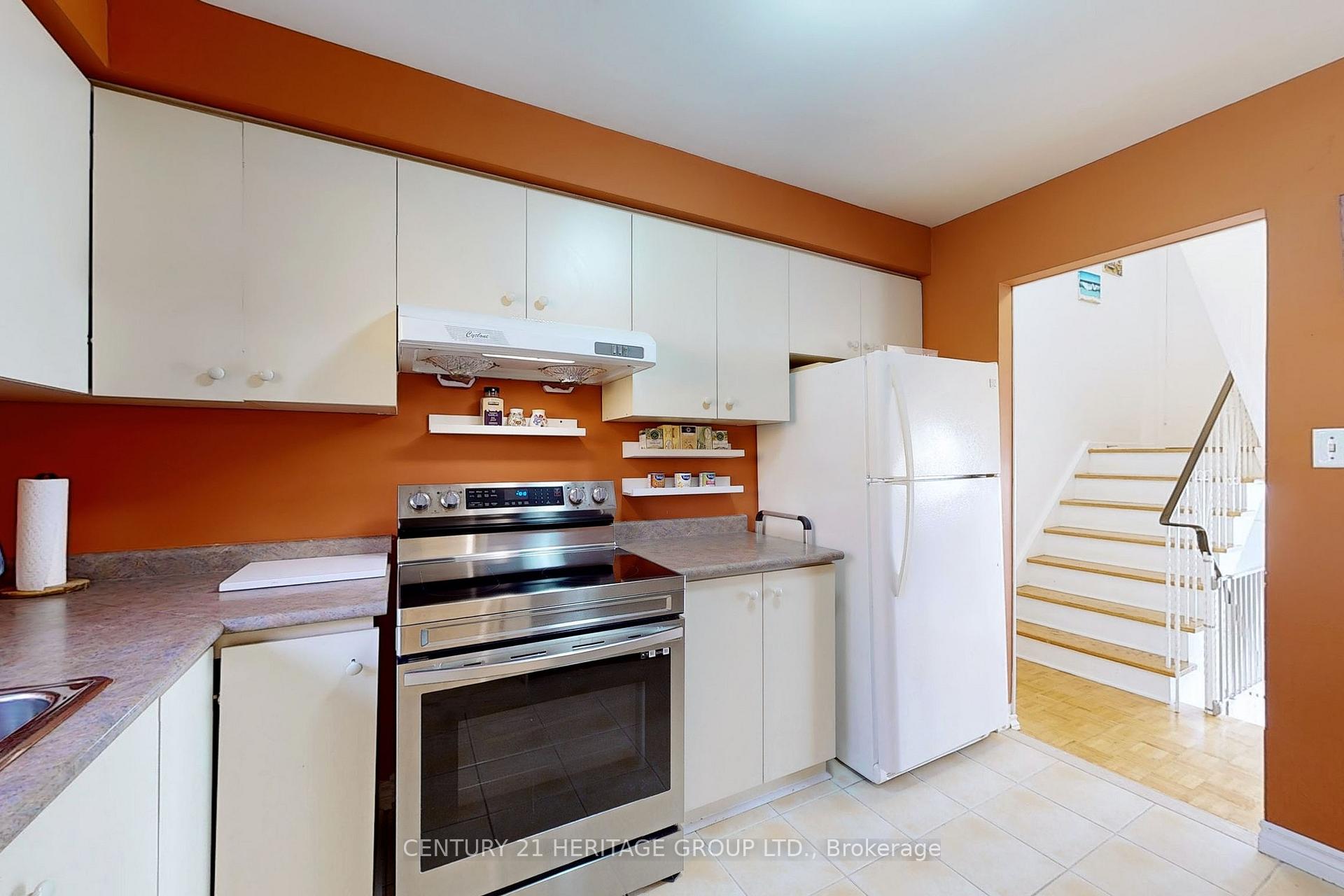 Photo 8 of 38 Stately Way, Markham, Thornhill — HOMEH