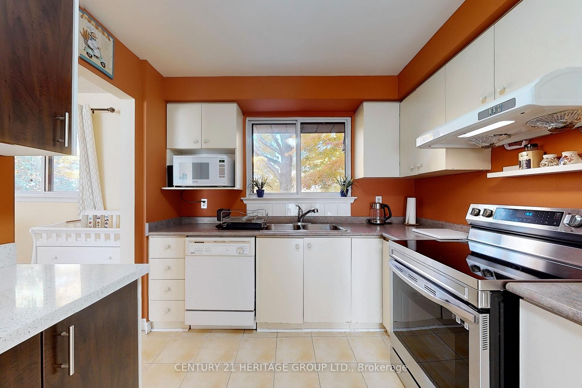 Photo 10 of 38 Stately Way, Markham, Thornhill — HOMEH