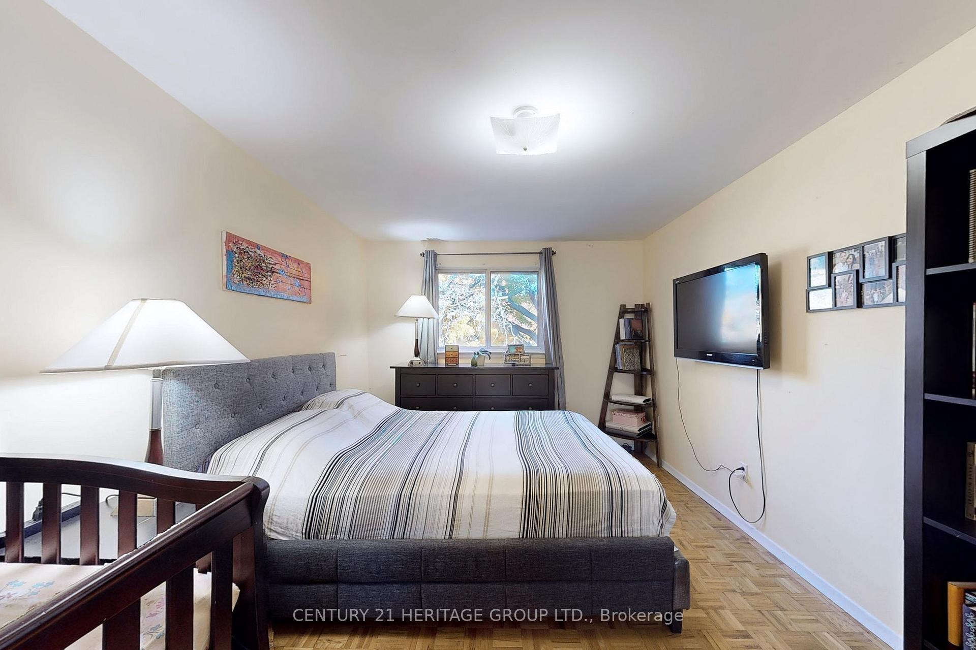 Photo 13 of 38 Stately Way, Markham, Thornhill — HOMEH