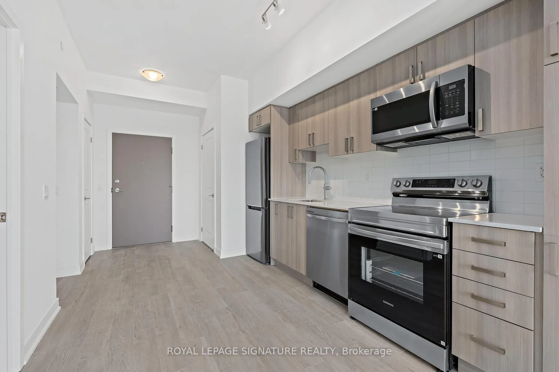 Photo 3 of Unit 405, 1010 Sandy Beach Road, Pickering, Bay Ridges — HOMEH