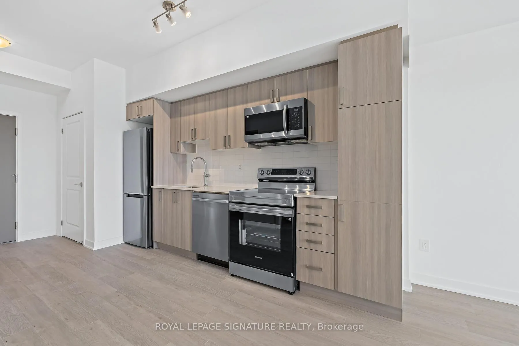 Photo 4 of Unit 405, 1010 Sandy Beach Road, Pickering, Bay Ridges — HOMEH
