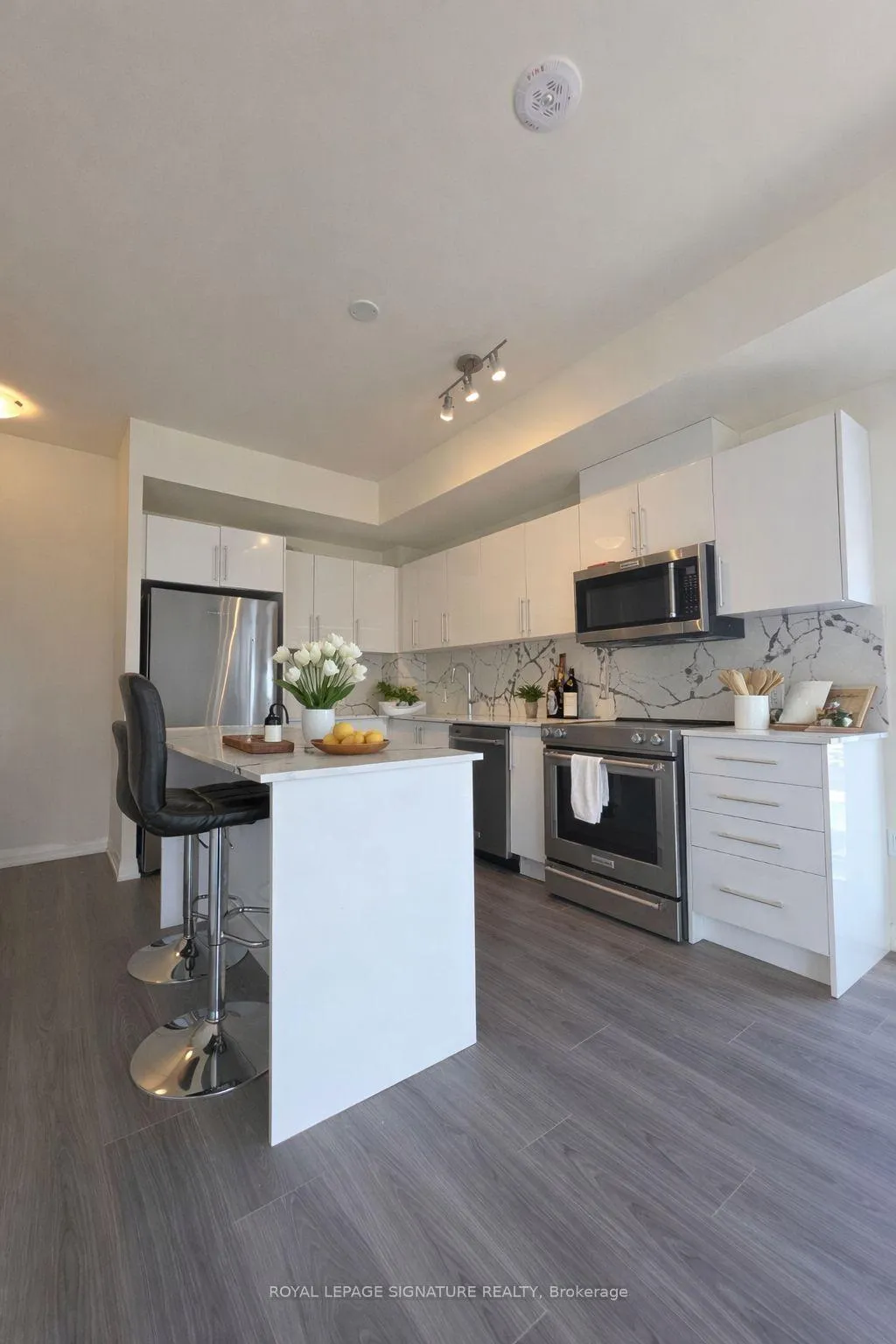 Photo 3 of Unit 818, 8960 Jane Street, Vaughan, Vellore Village — HOMEH