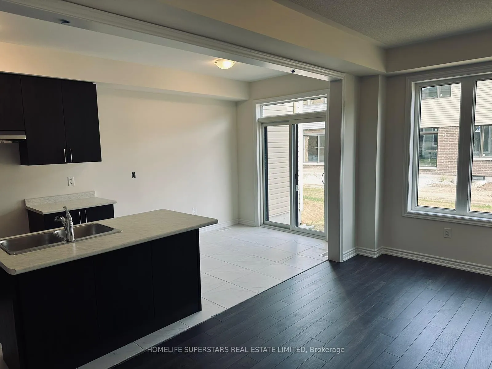 Photo 3 of 18 Prudhoe Terrace, Barrie, Rural Barrie Southeast — HOMEH
