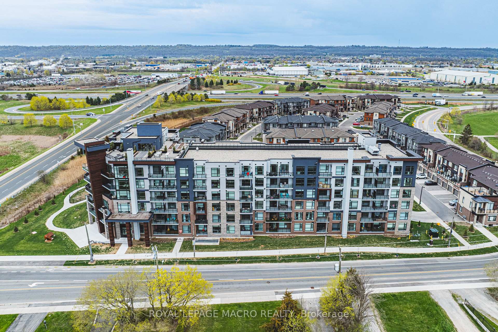 Photo 4 of Unit #210, 600 North Service Road, Hamilton, Lakeshore — HOMEH