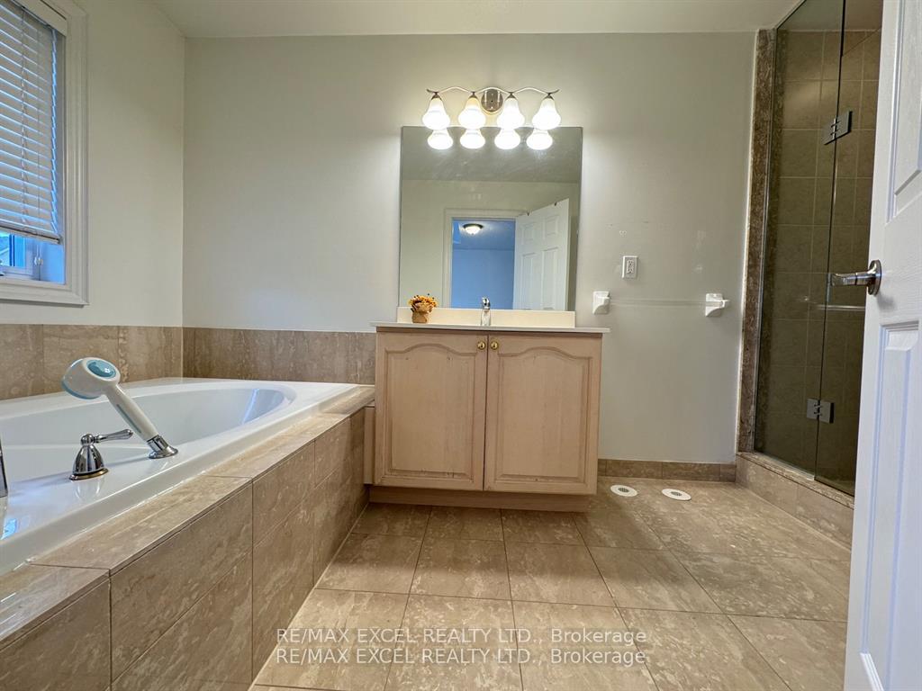Photo 9 of 8 Legends Way, Markham, Unionville — HOMEH