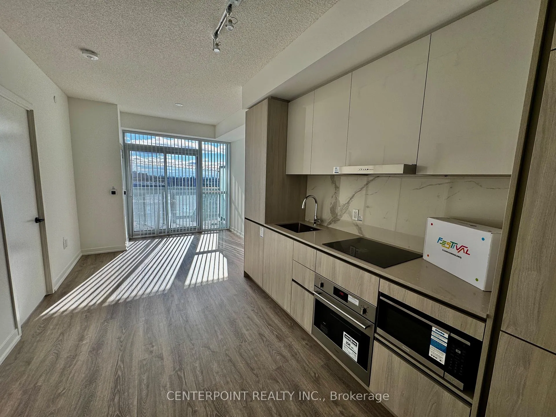 Photo 7 of Unit 810, 8 Interchange Way, Vaughan, Vaughan Corporate Centre — HOMEH