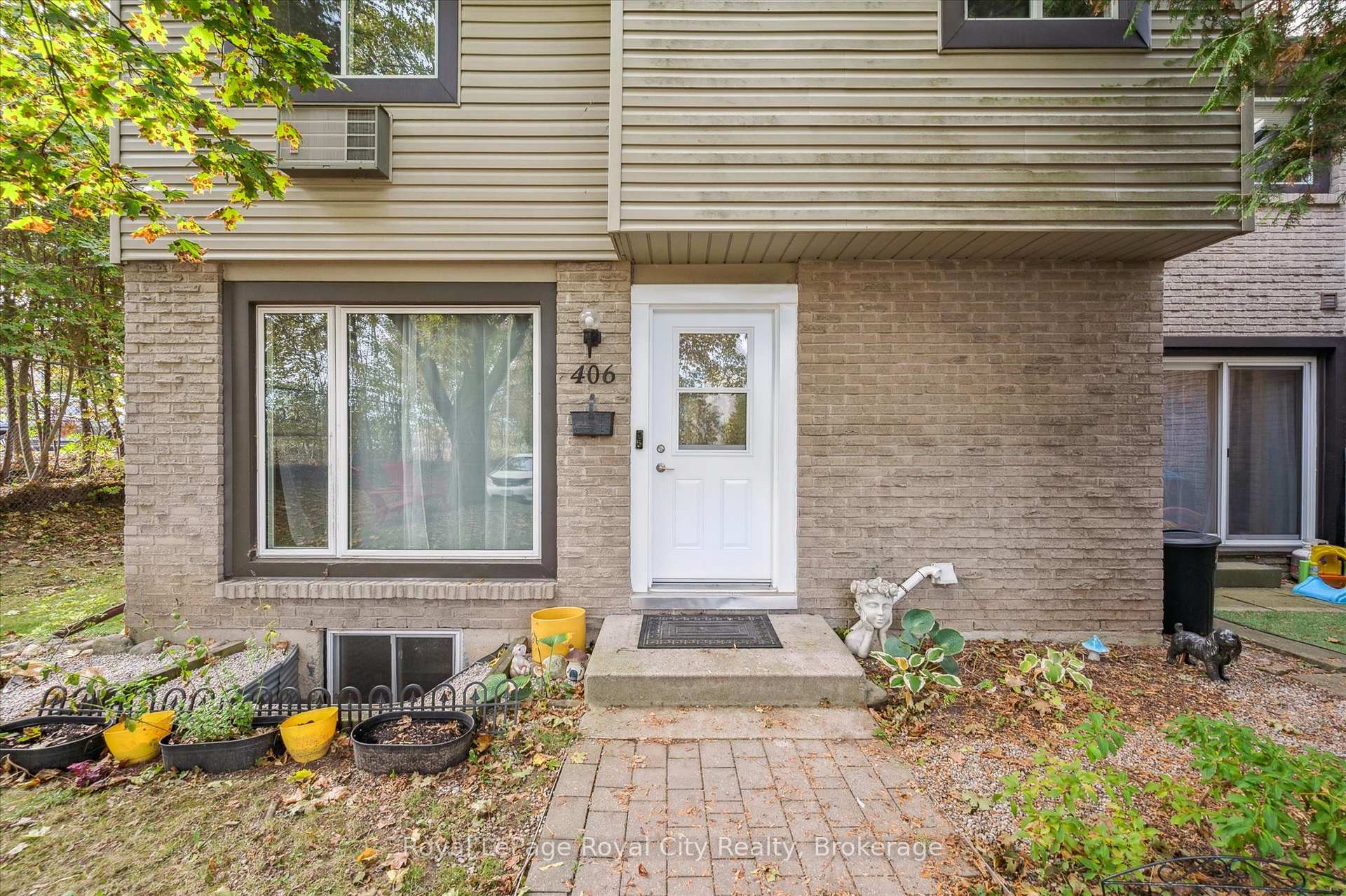 Photo 2 of 406 Scottsdale Drive, Guelph, Dovercliffe Park/Old University — HOMEH