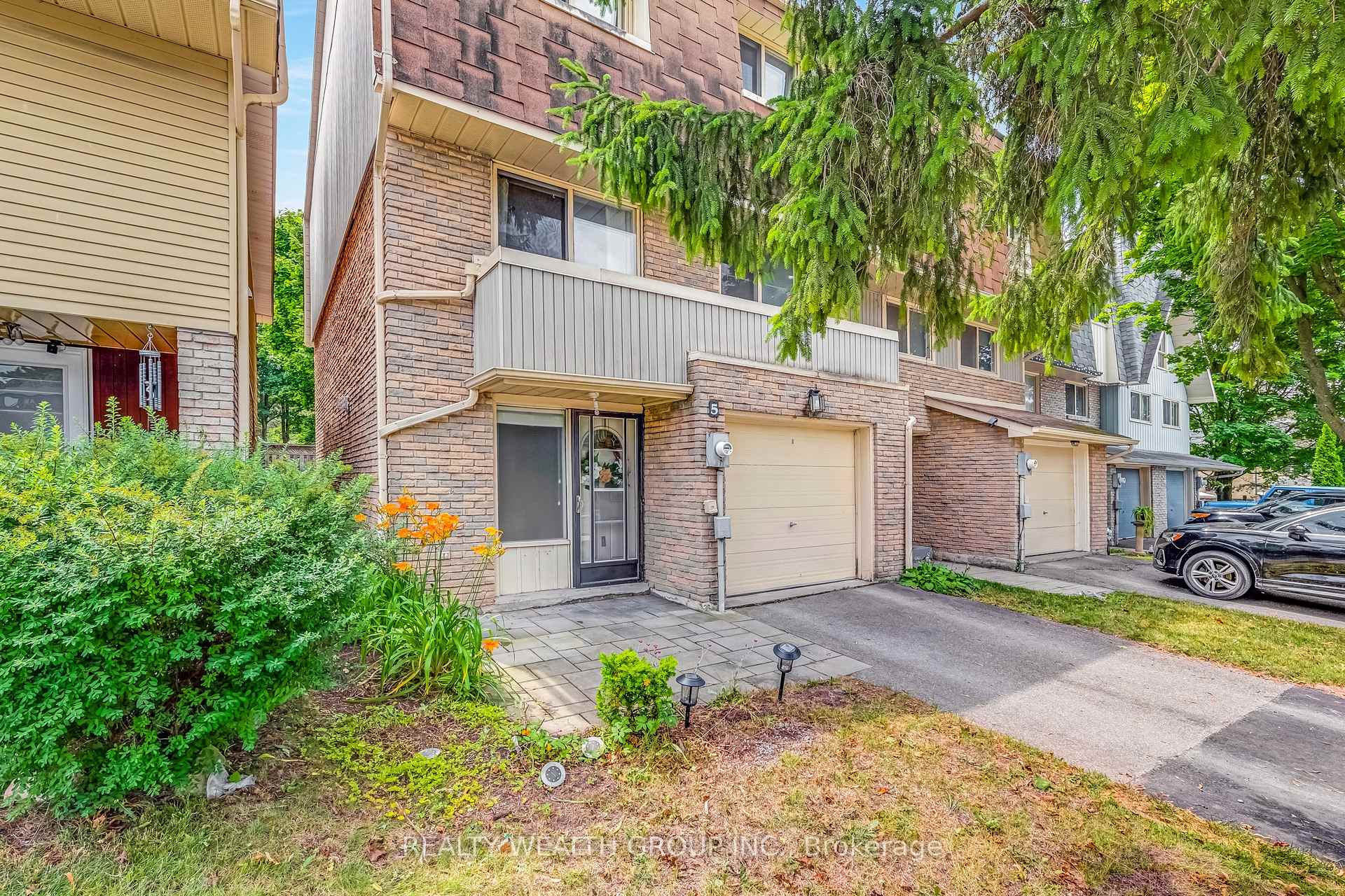 Front of 5 Poplar Crescent W