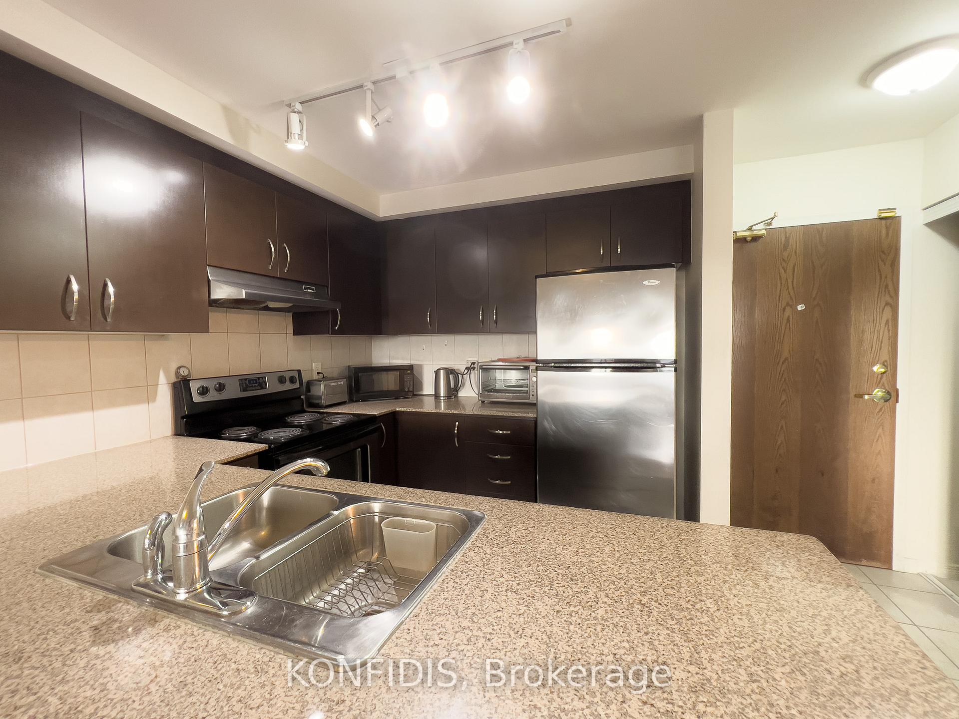 Photo 4 of Unit 702, 8 Maison Parc Court, Vaughan, Lakeview Estates — HOMEH