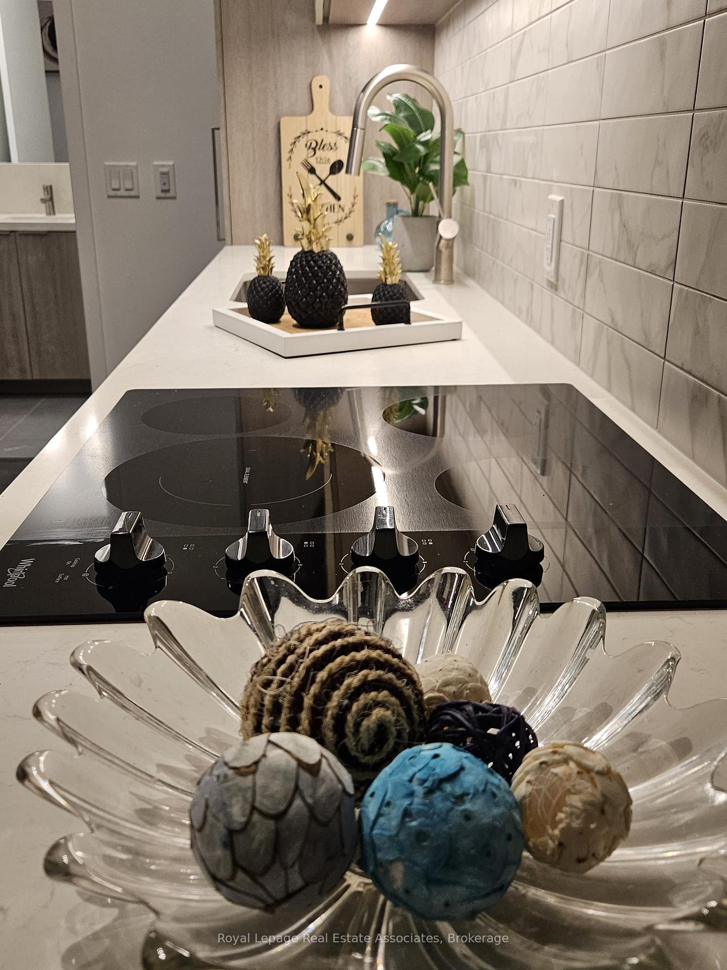 Photo 4 of Unit 211, 2020 Bathurst Street, Toronto, Humewood-Cedarvale — HOMEH