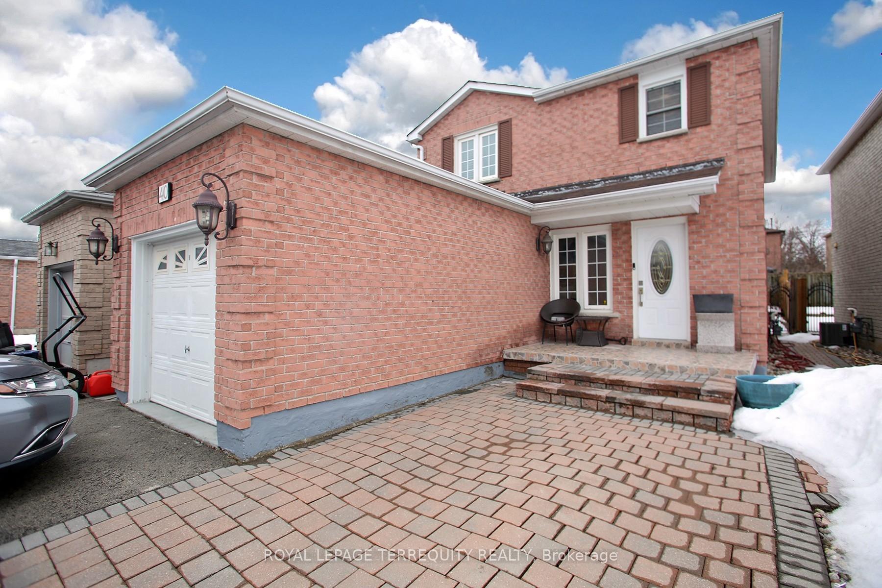 Photo 2 of 40 Large Crescent, Ajax, Central — HOMEH