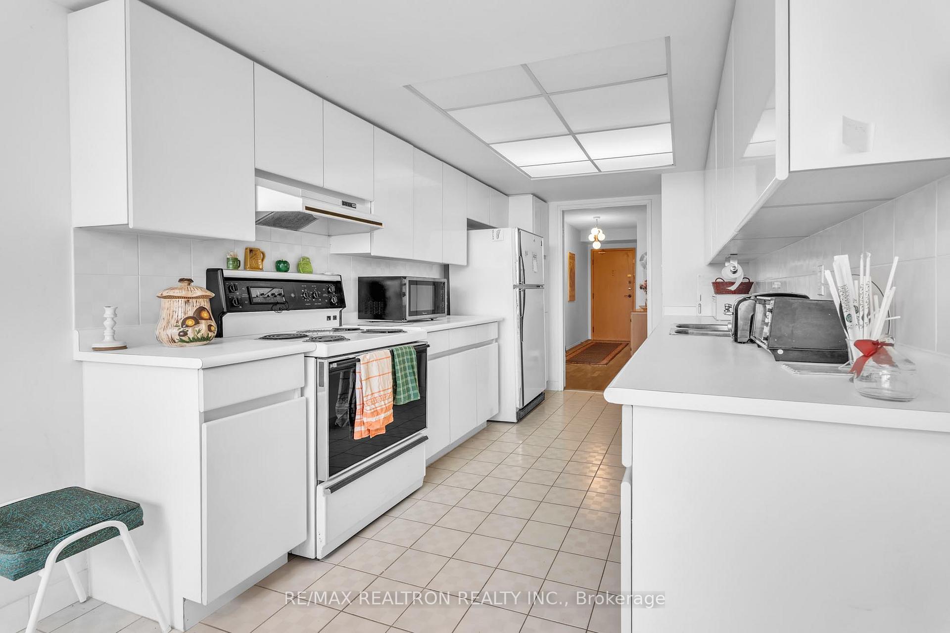 Photo 10 of Unit 411, 7825 Bayview Avenue, Markham, Aileen-Willowbrook — HOMEH