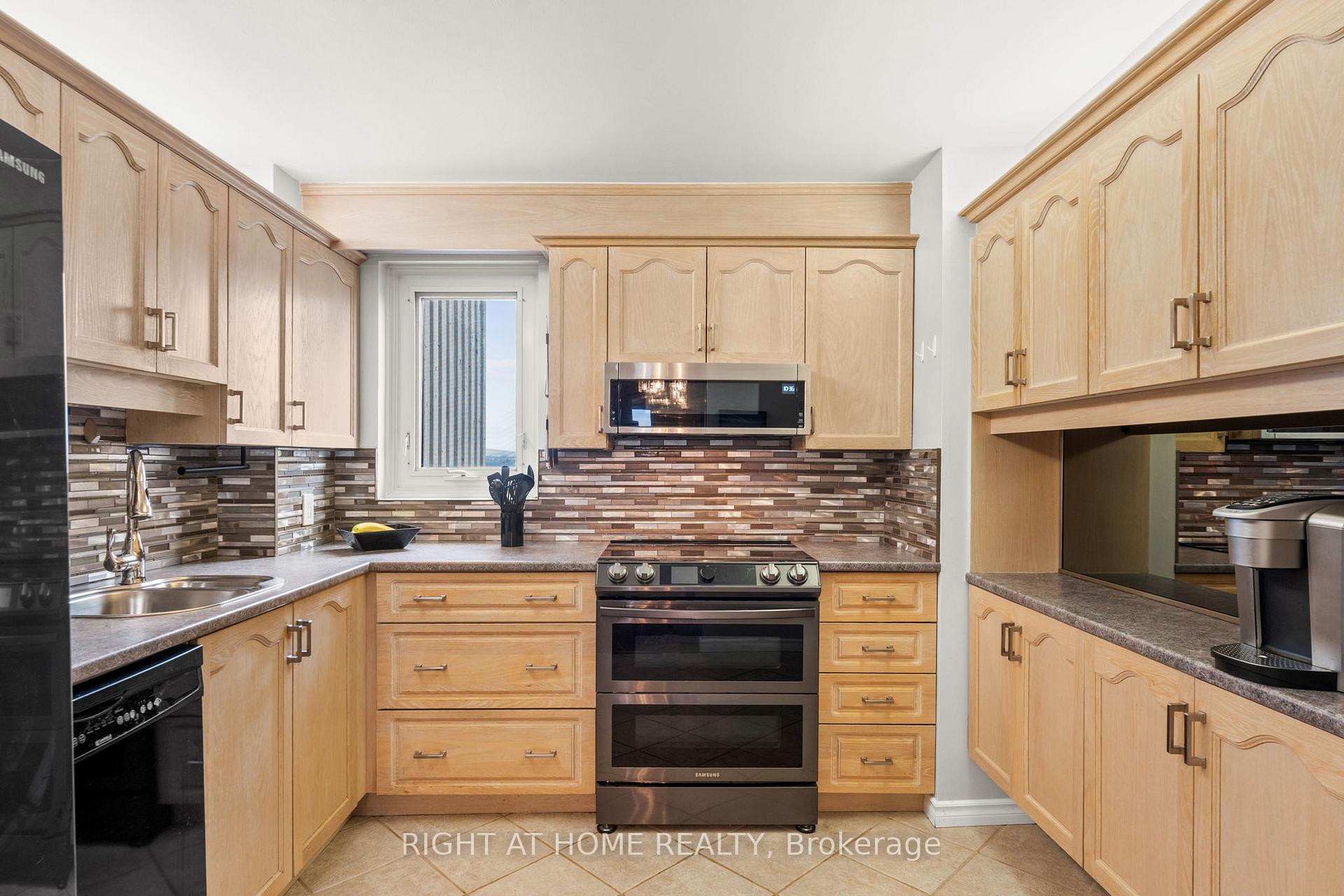 Photo 10 of Unit 1102, 1171 Ambleside Drive, Ottawa, Woodroffe — HOMEH