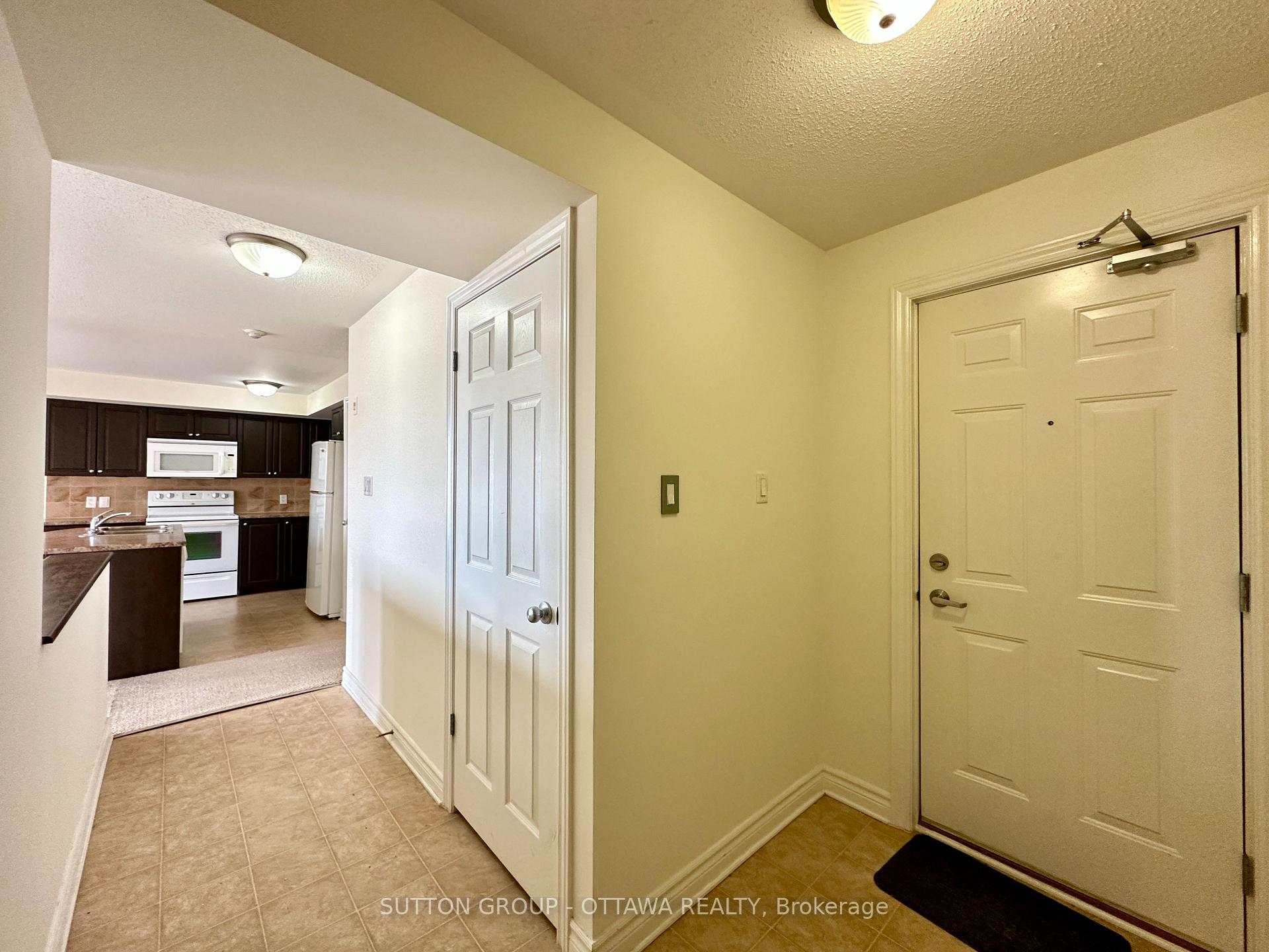 Photo 4 of Unit 4, 313 Cresthaven Drive, Ottawa, Barrhaven East — HOMEH