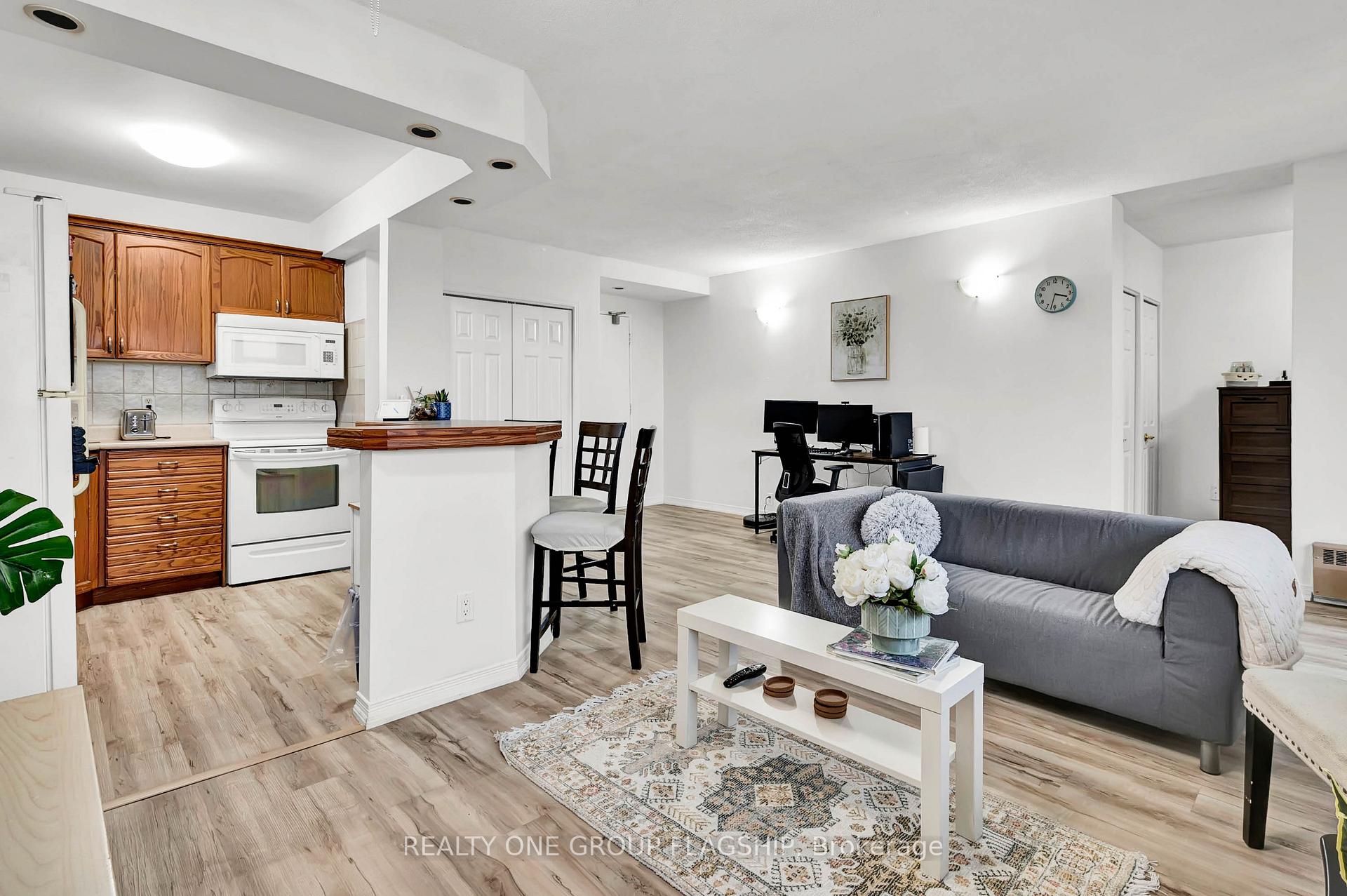Photo 6 of Unit 702, 293 Mohawk Road E, Hamilton, Hill Park — HOMEH