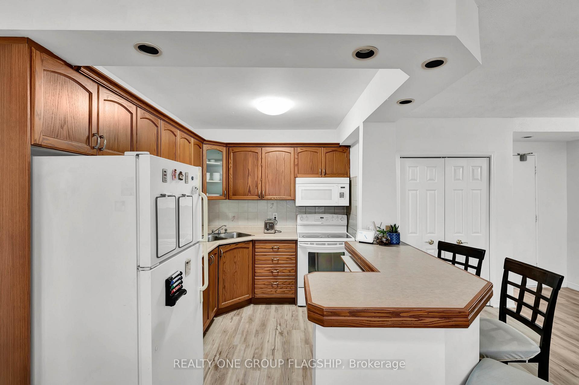 Photo 9 of Unit 702, 293 Mohawk Road E, Hamilton, Hill Park — HOMEH