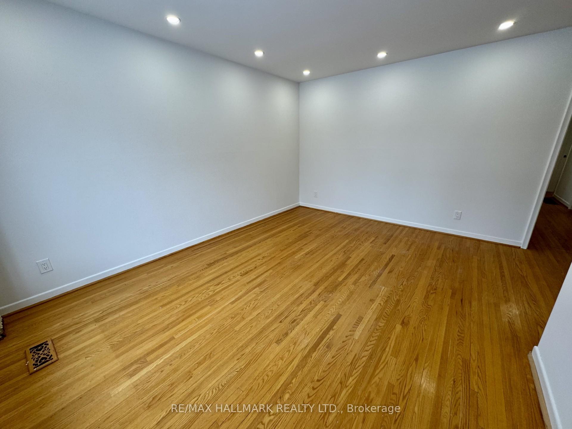 Photo 6 of Unit MAIN, 18 Seaton Drive, Aurora, Aurora Highlands — HOMEH