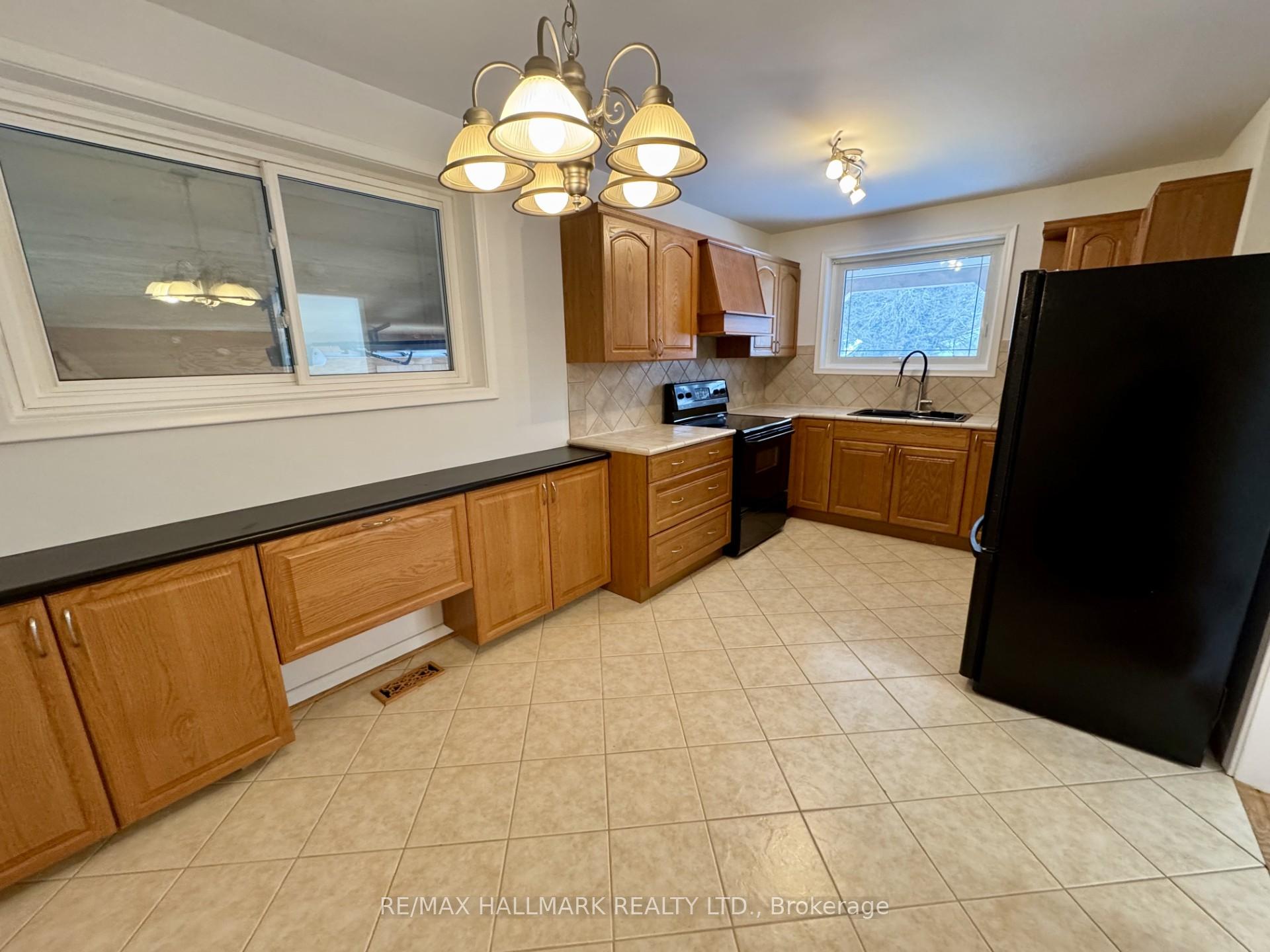 Photo 5 of Unit MAIN, 18 Seaton Drive, Aurora, Aurora Highlands — HOMEH