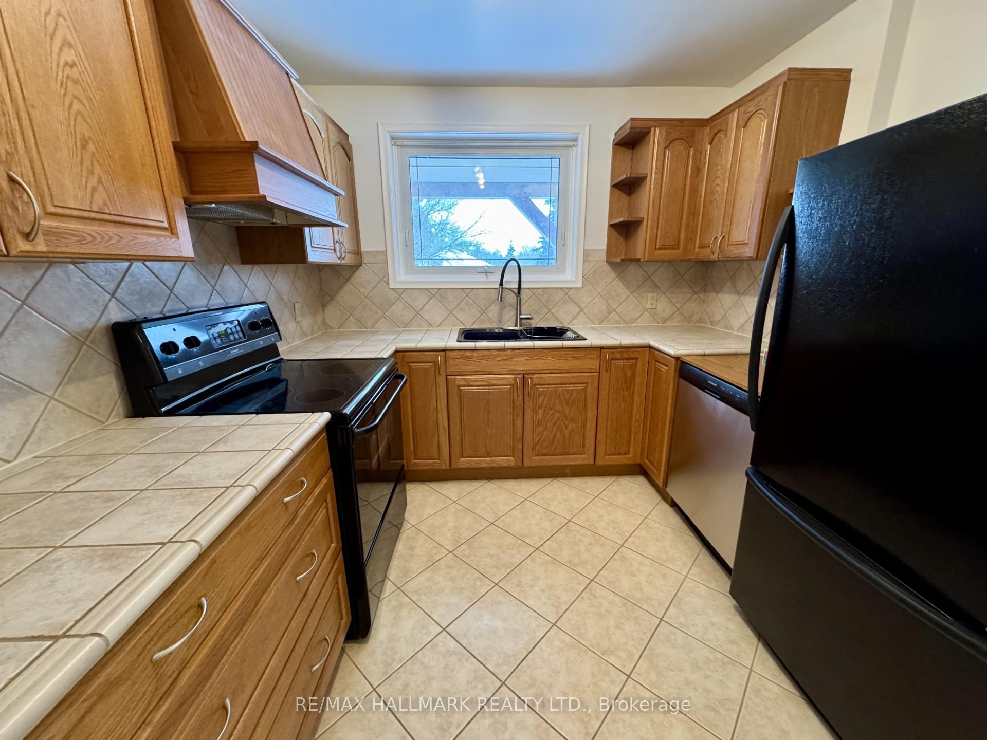 Photo 7 of Unit MAIN, 18 Seaton Drive, Aurora, Aurora Highlands — HOMEH