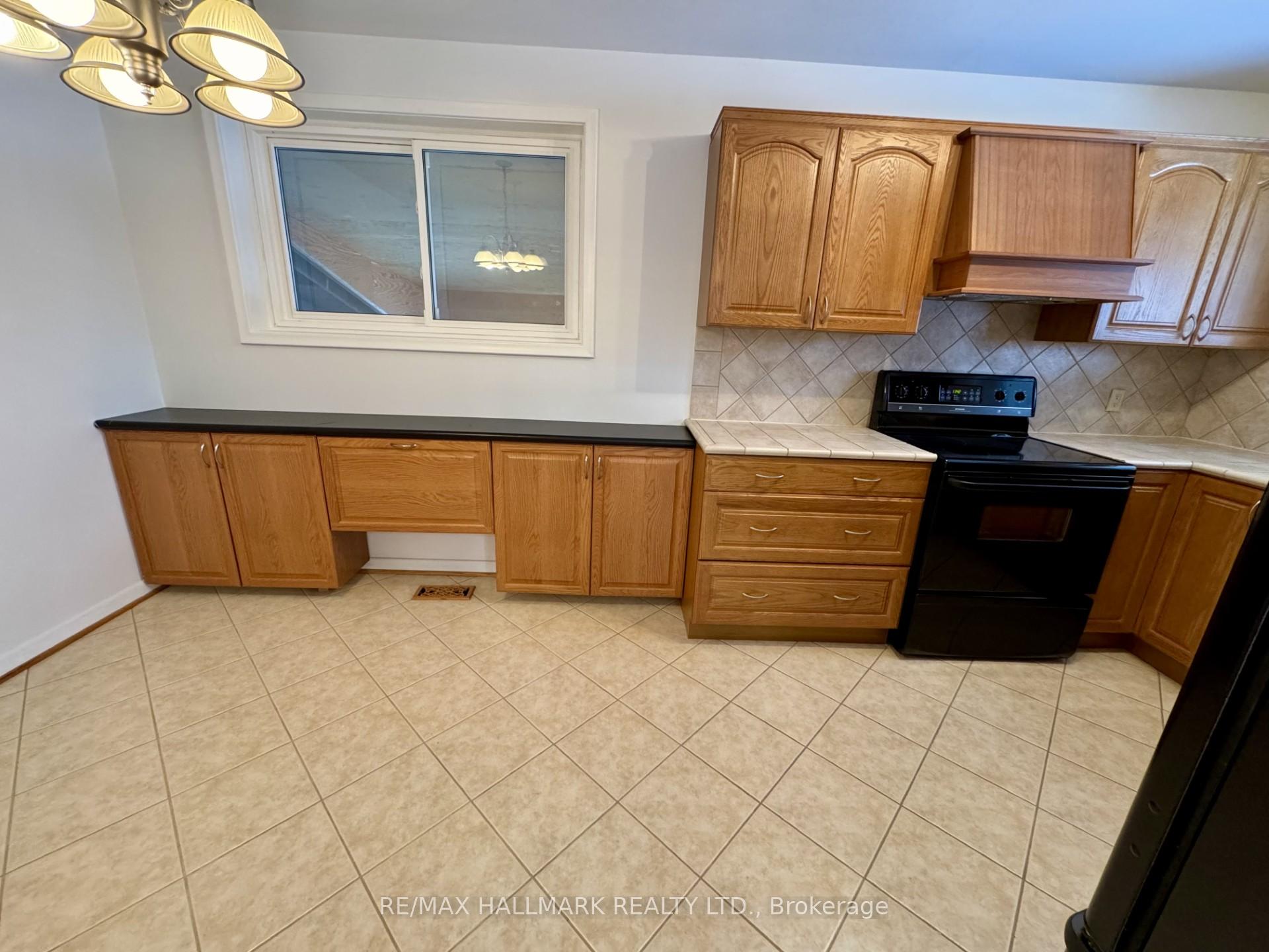 Photo 8 of Unit MAIN, 18 Seaton Drive, Aurora, Aurora Highlands — HOMEH