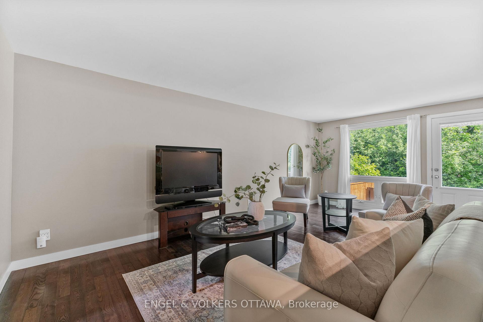 Photo 5 of 42D Benlea Drive, Ottawa, Tanglewood — HOMEH