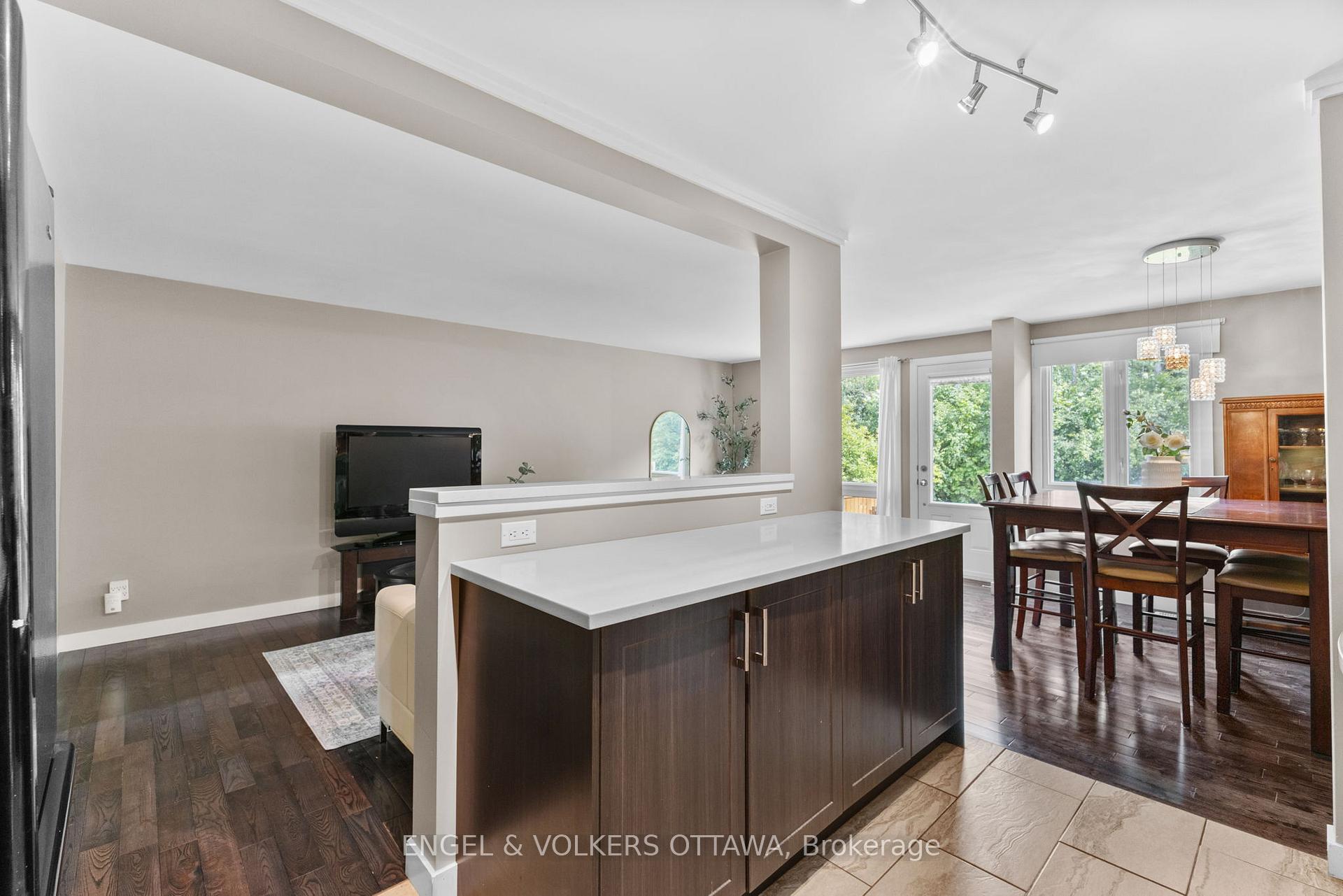 Photo 14 of 42D Benlea Drive, Ottawa, Tanglewood — HOMEH