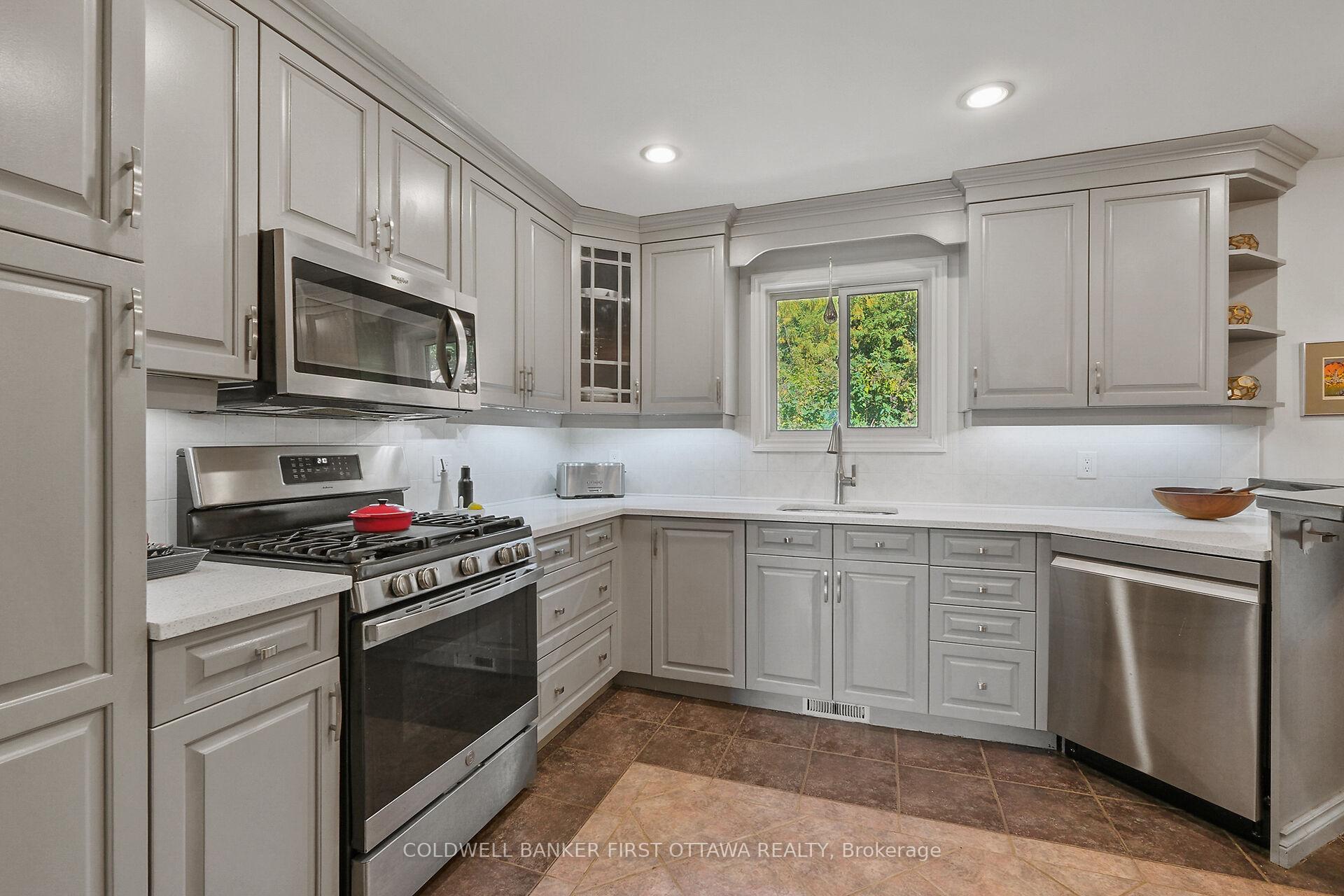 Photo 12 of 421 Ferrill Crescent, Carleton Place — HOMEH
