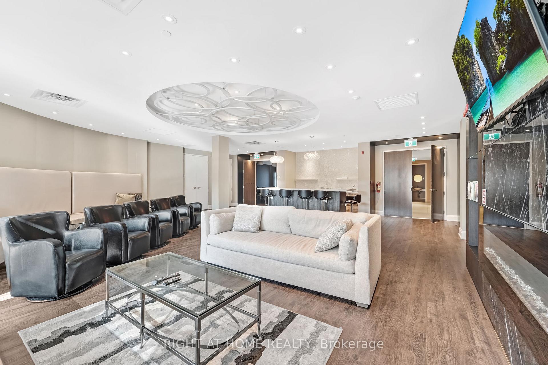 Photo 5 of Unit 704A, 15277 Yonge Street, Aurora, Aurora Village — HOMEH