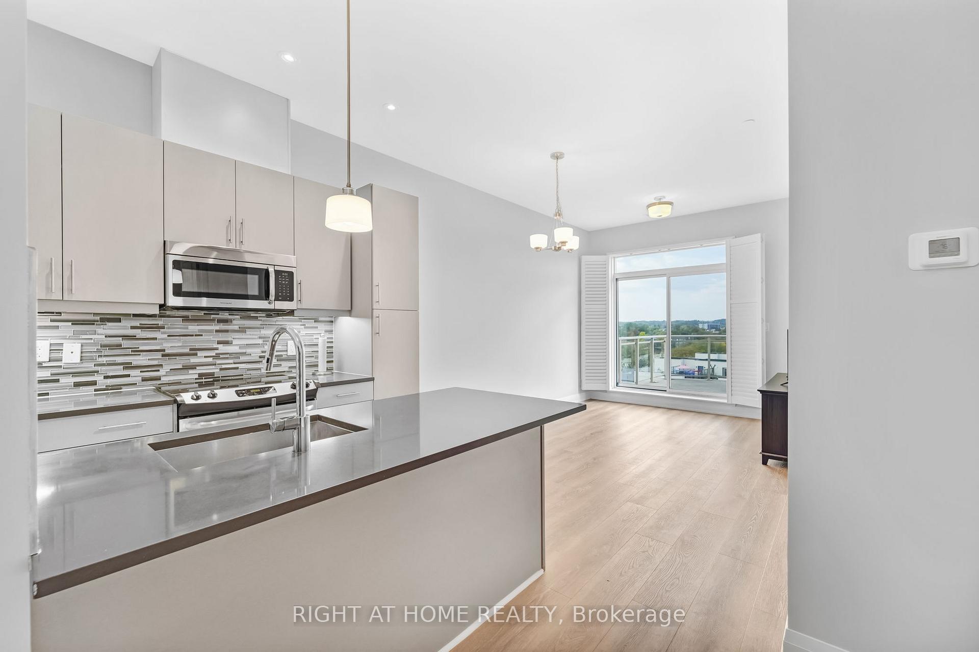 Photo 8 of Unit 704A, 15277 Yonge Street, Aurora, Aurora Village — HOMEH