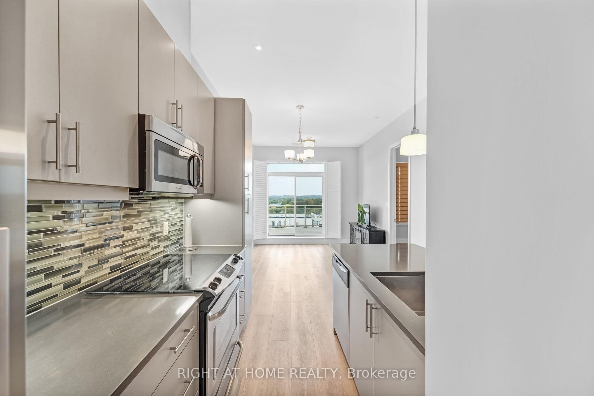 Photo 9 of Unit 704A, 15277 Yonge Street, Aurora, Aurora Village — HOMEH