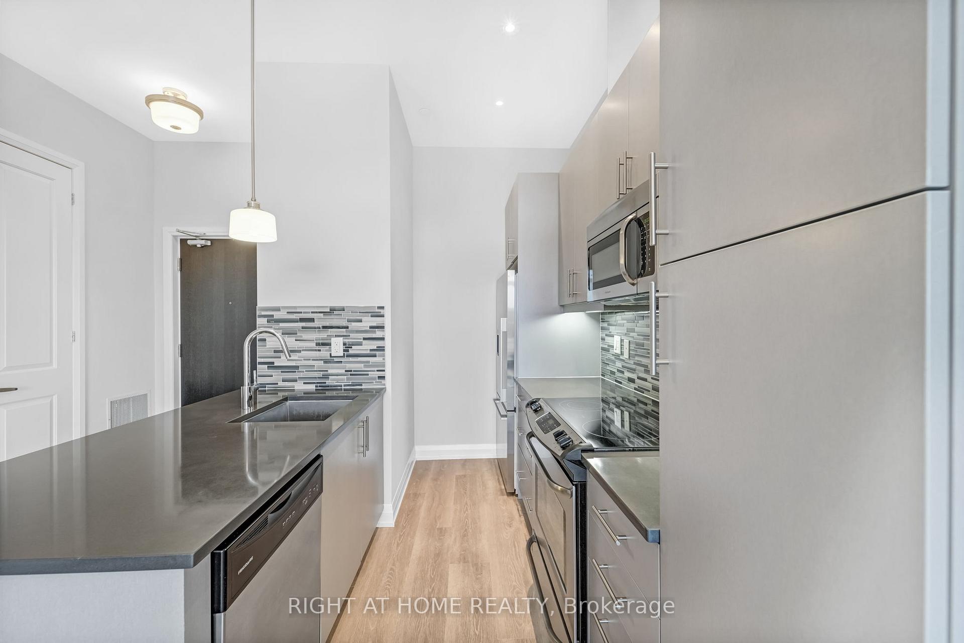 Photo 10 of Unit 704A, 15277 Yonge Street, Aurora, Aurora Village — HOMEH