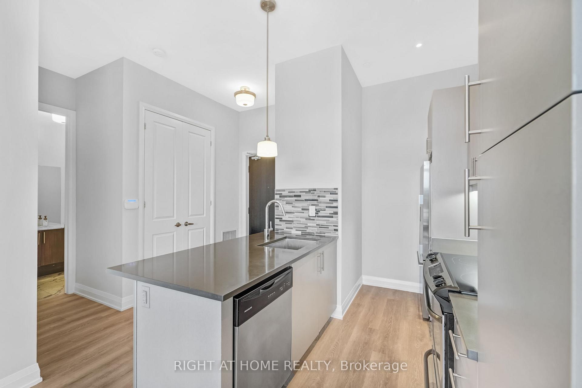 Photo 11 of Unit 704A, 15277 Yonge Street, Aurora, Aurora Village — HOMEH